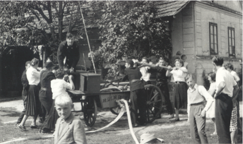 dekleta_rocna_brizgalna